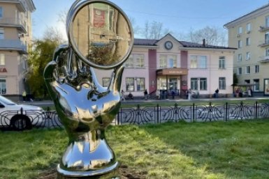 &quotЧасы в руке&quot и &quotЛюбовь&quot: в историческом центре Ангарска появились две новые скульптуры канал мэра АГО Сергея Петрова в МАКСе (12+)